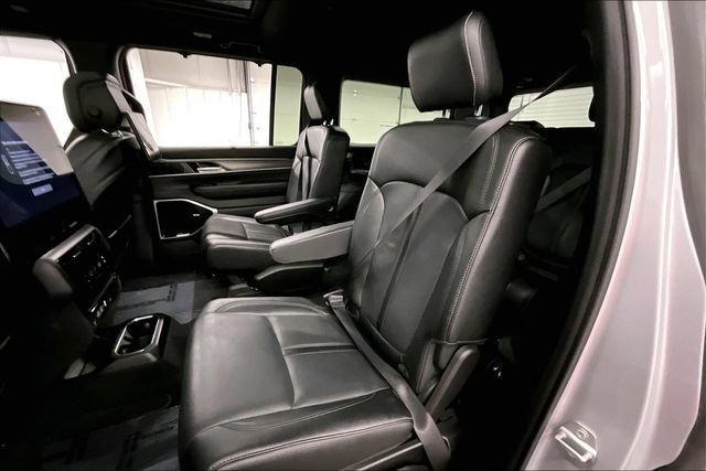 Used 2025 Jeep Wagoneer Series III w/ Premium Group I AWD/4WD image 26