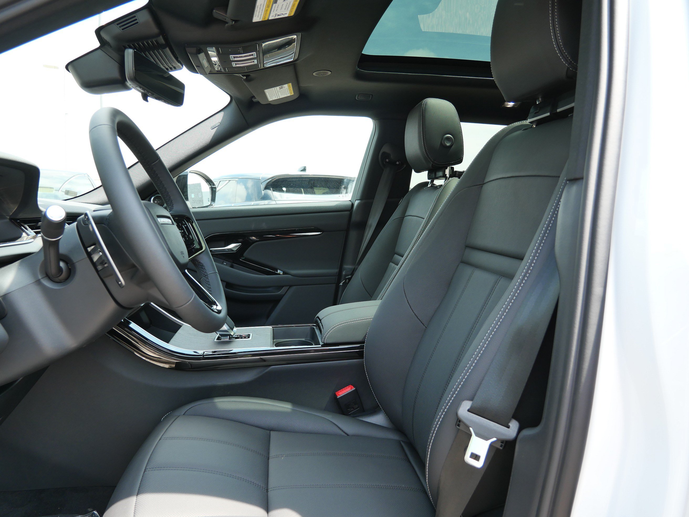 New 2026 Land Rover Range Rover Evoque Hoxton AWD/4WD image 3
