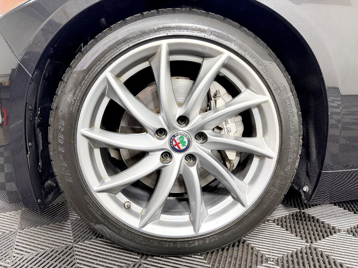 Used 2017 Alfa Romeo Giulia image 21