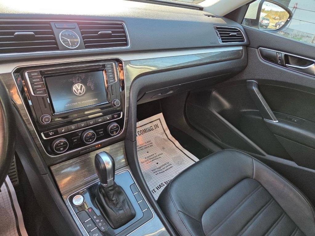 Used 2017 Volkswagen Passat 1.8T SEL Premium FWD image 12