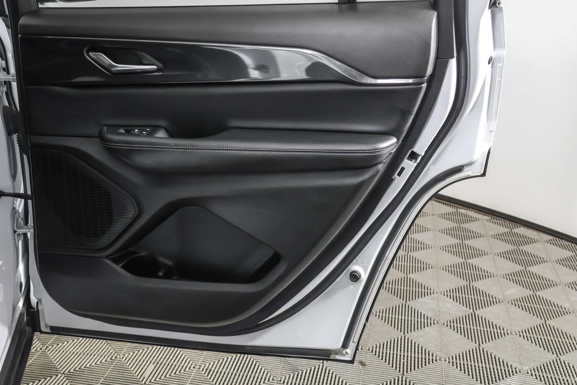 Used 2023 Jeep Grand Cherokee L Laredo image 46