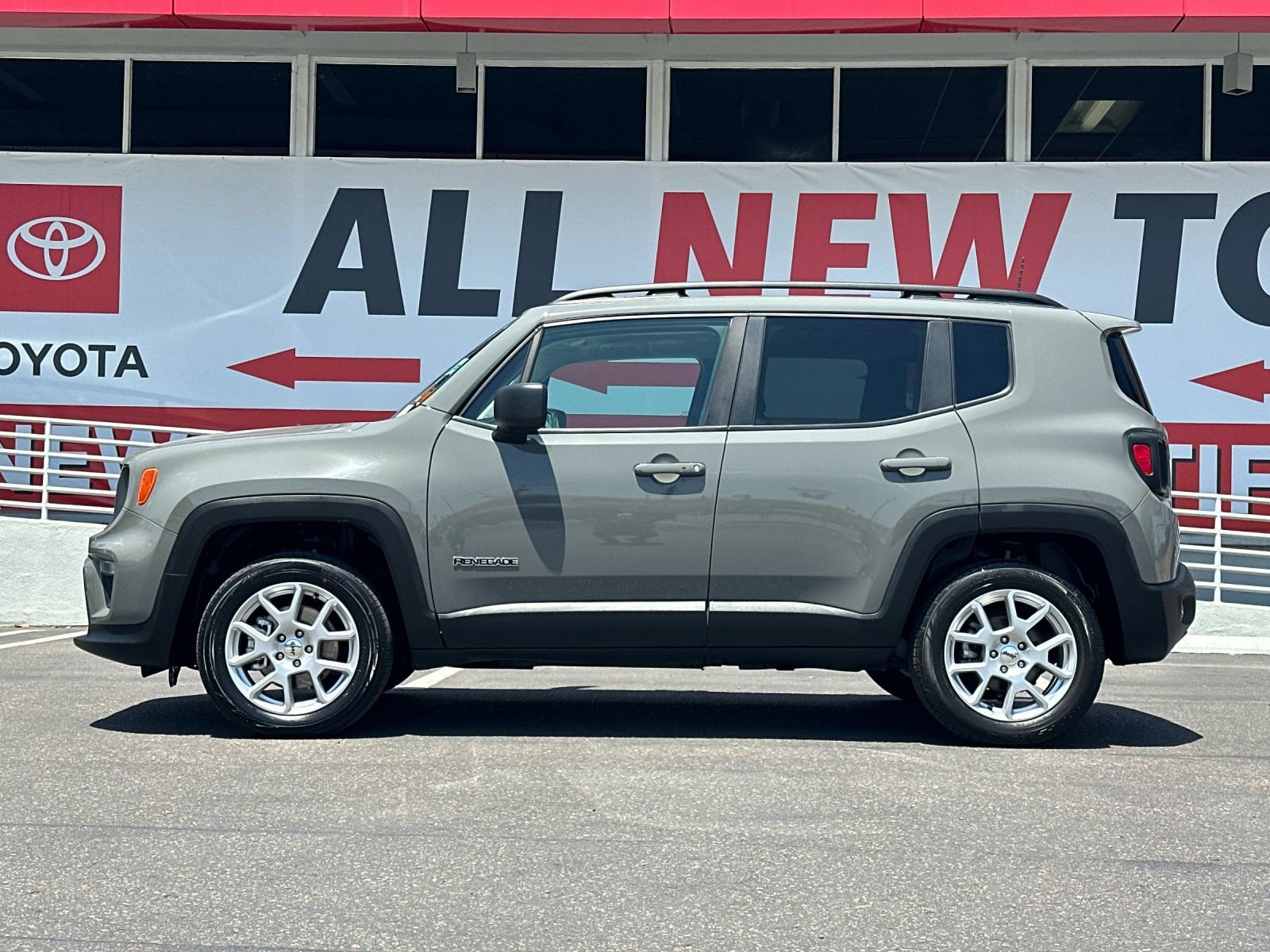 Used 2022 Jeep Renegade Latitude AWD/4WD image 2