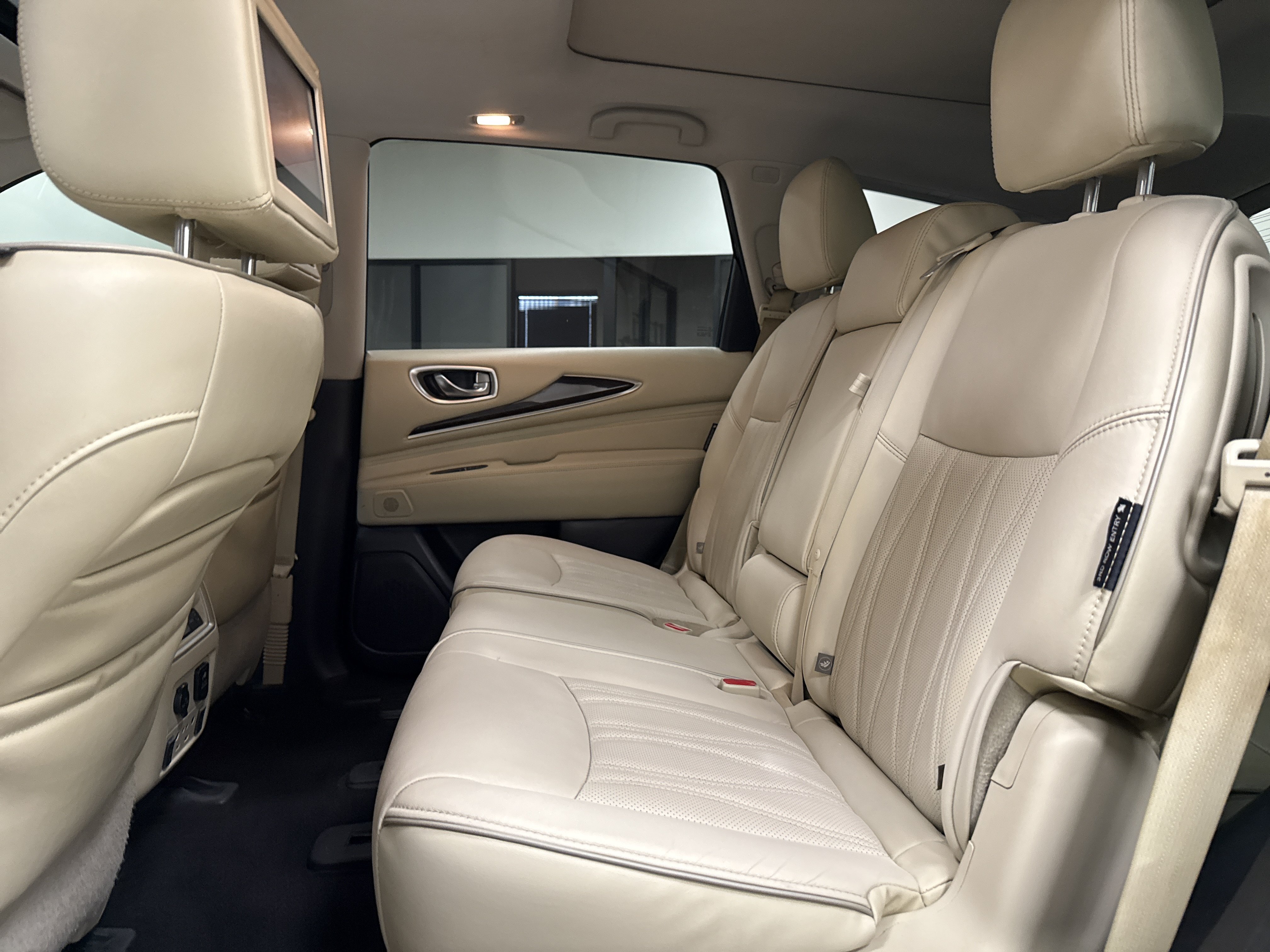 Used 2018 INFINITI QX60 FWD w/ Deluxe Technology Package image 15
