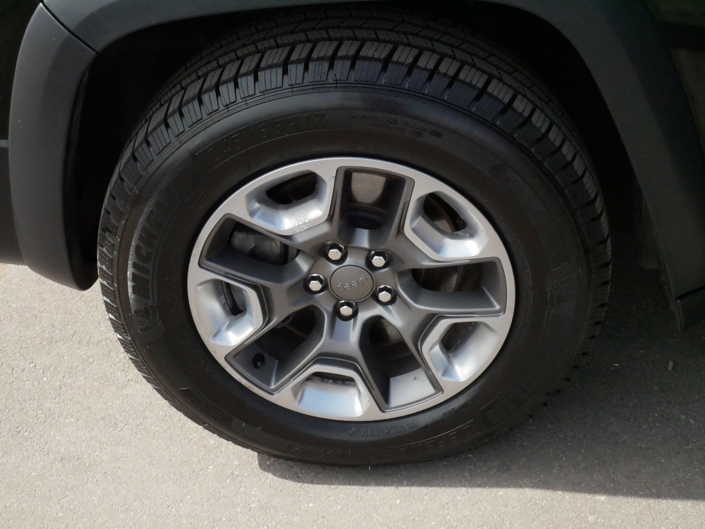 Used 2019 Jeep Cherokee Trailhawk w/ Cold Weather Group image 18