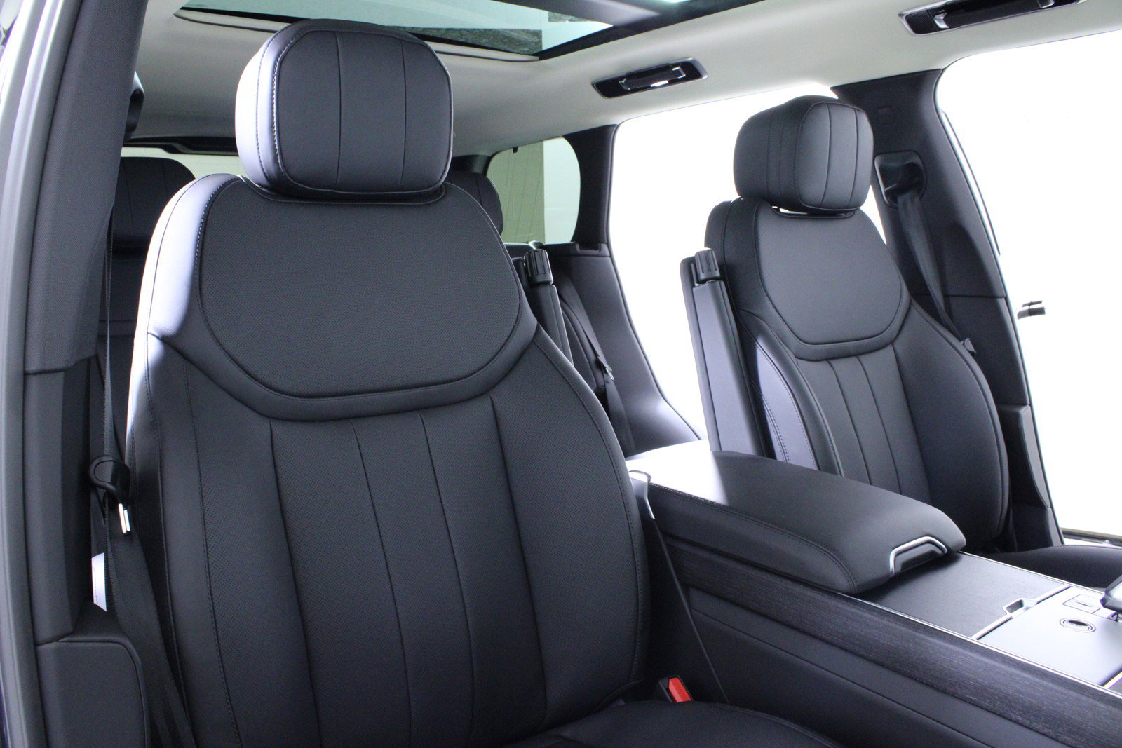 New 2025 Land Rover Range Rover SE image 14