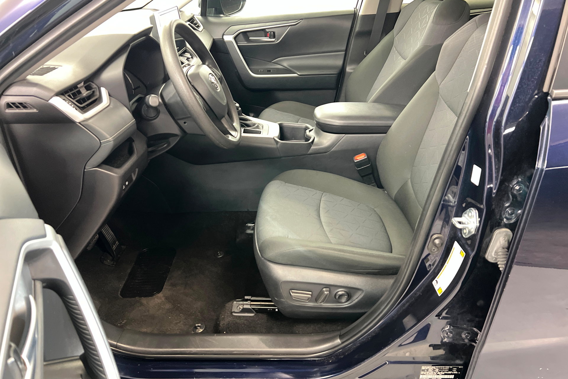 Used 2025 Toyota RAV4 XLE FWD image 18