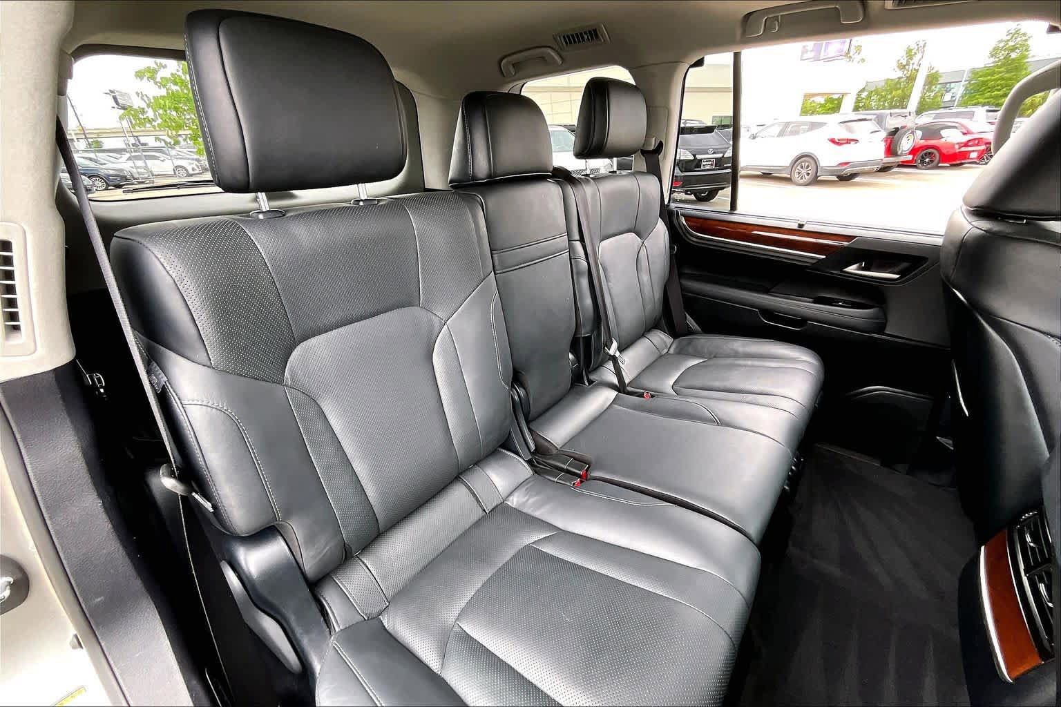 Used 2020 Lexus LX 570 4WD w/ Luxury Package image 17