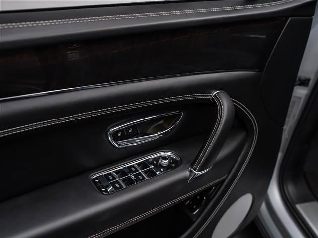 Used 2019 Bentley Bentayga V8 image 27