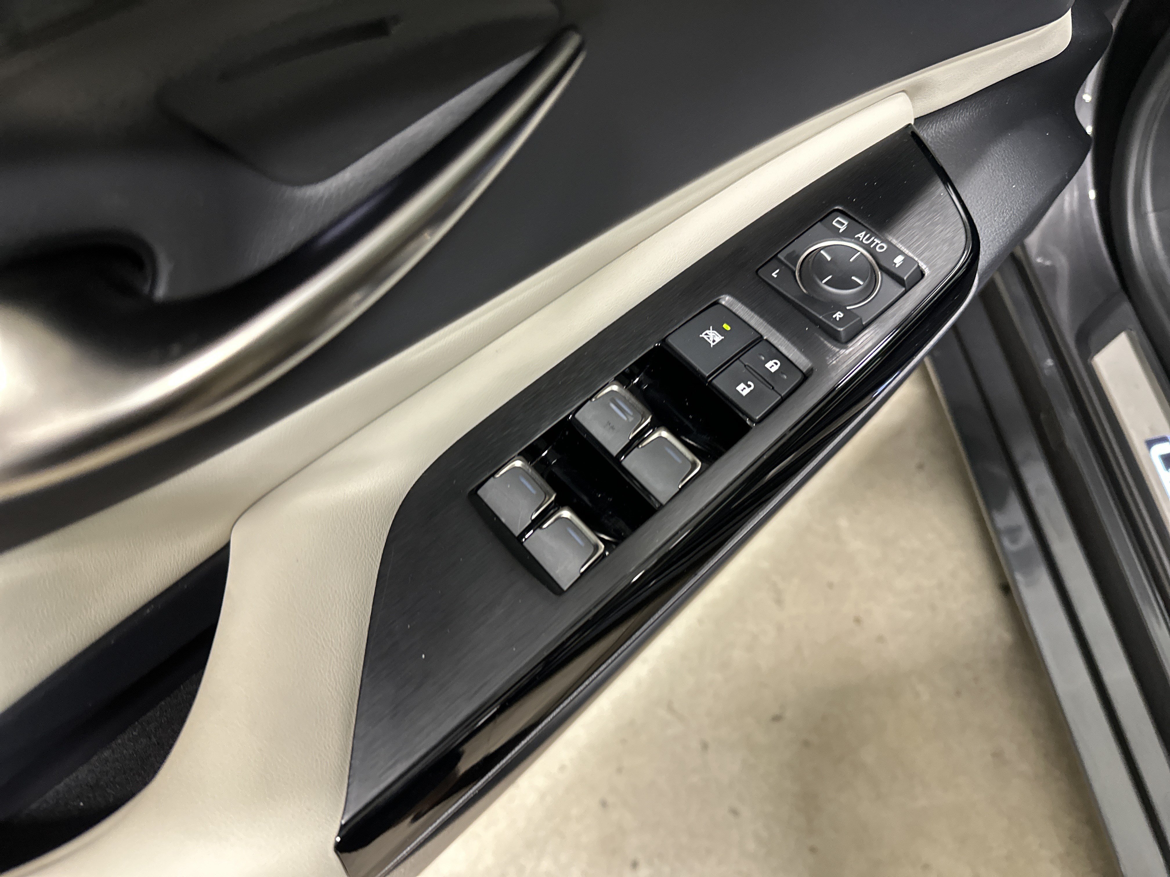 Certified 2025 Lexus ES 350 w/ Accessory Package (Z2) FWD image 15