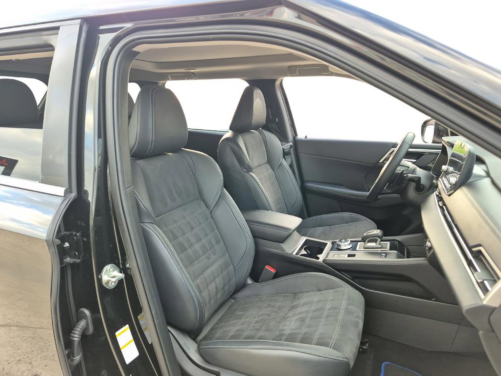 Used 2023 Mitsubishi Outlander SE image 29