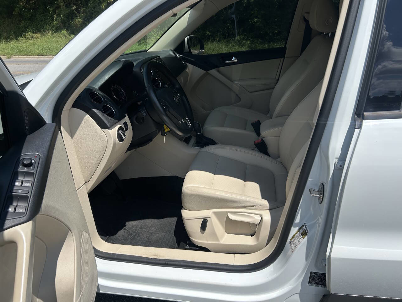 Used 2015 Volkswagen Tiguan SE image 28