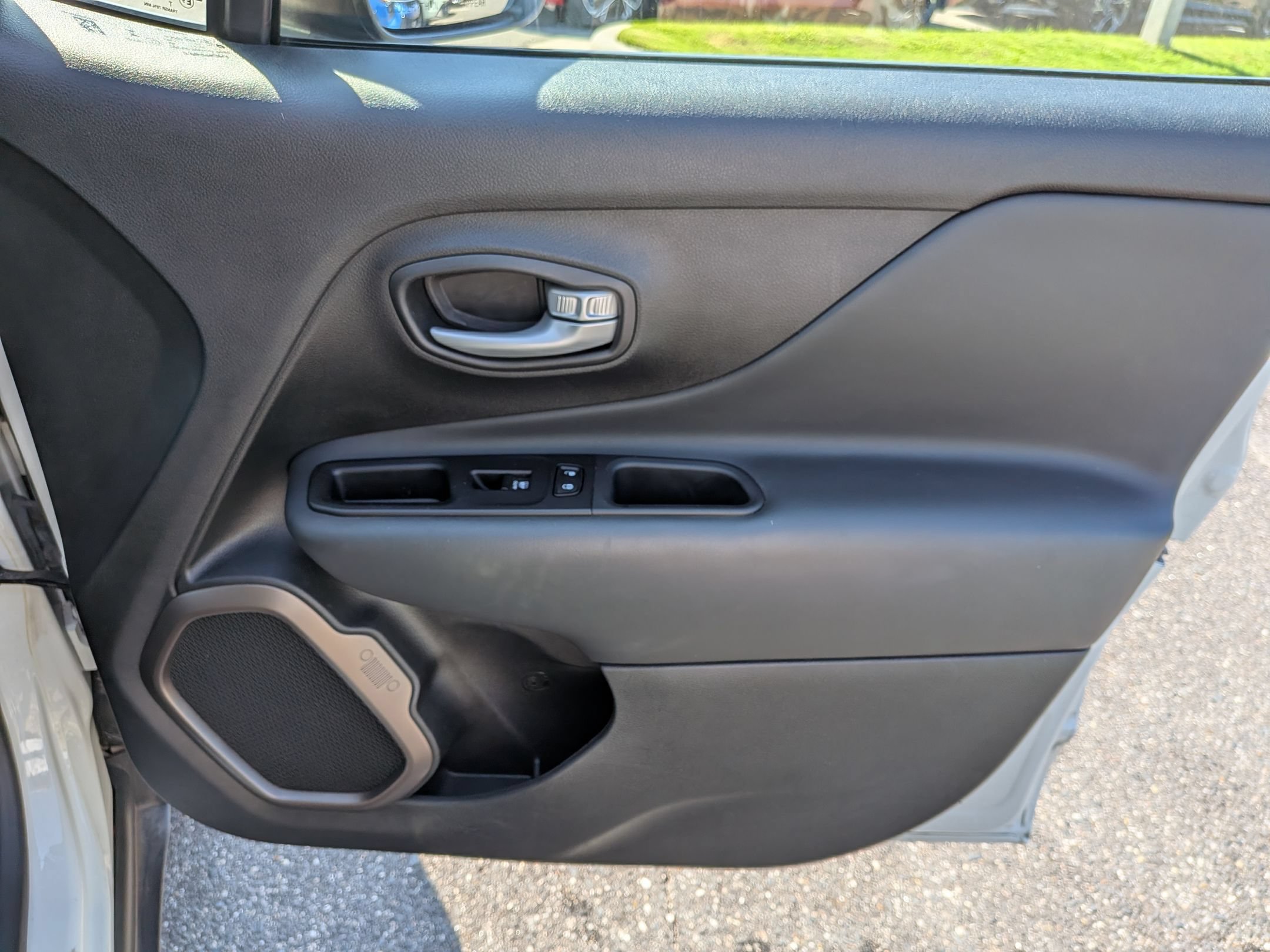 Used 2023 Jeep Renegade Latitude AWD/4WD image 33
