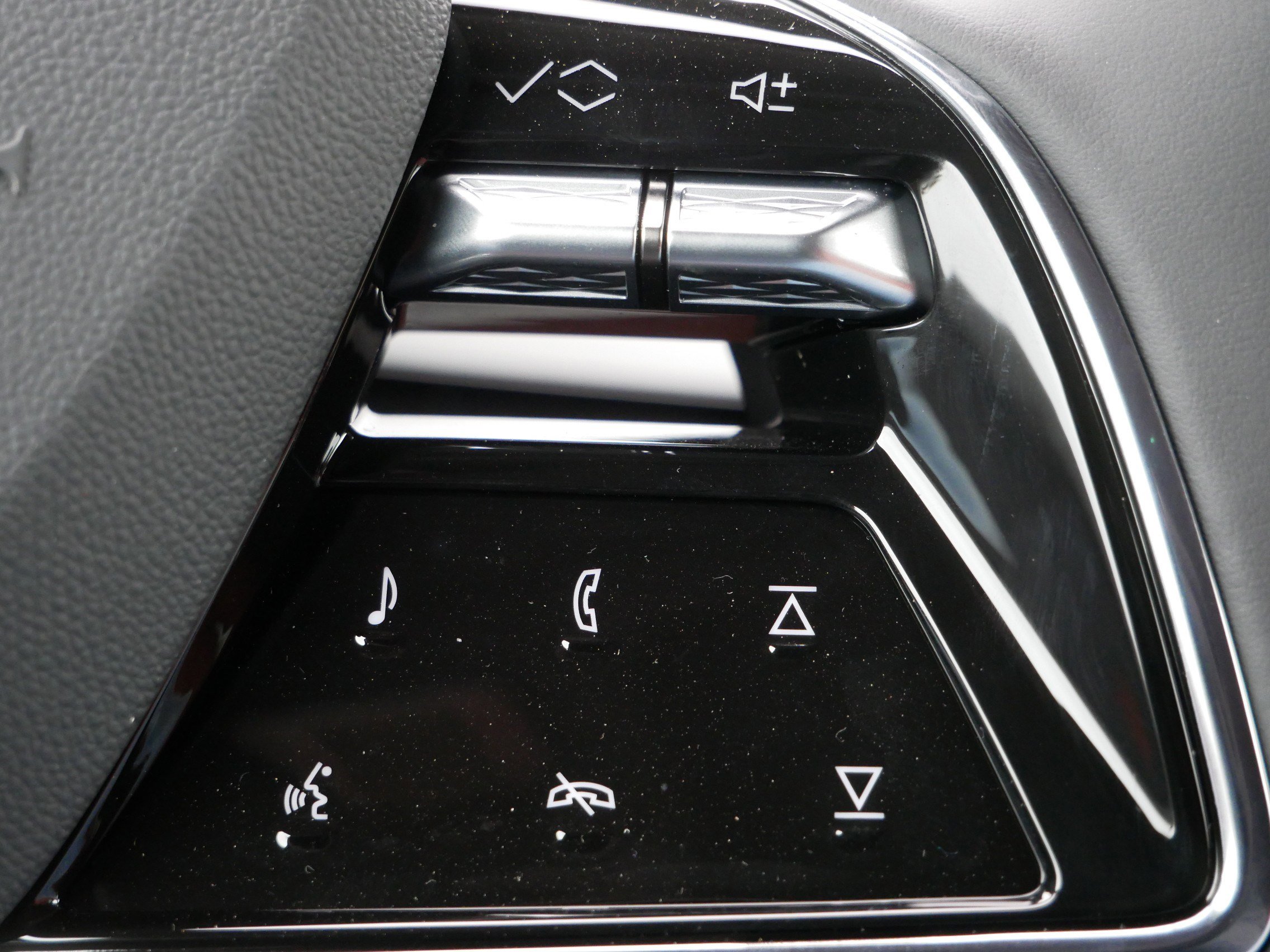 New 2026 Cadillac Optiq Luxury 2 w/ LPO, Floor Liner Package image 26