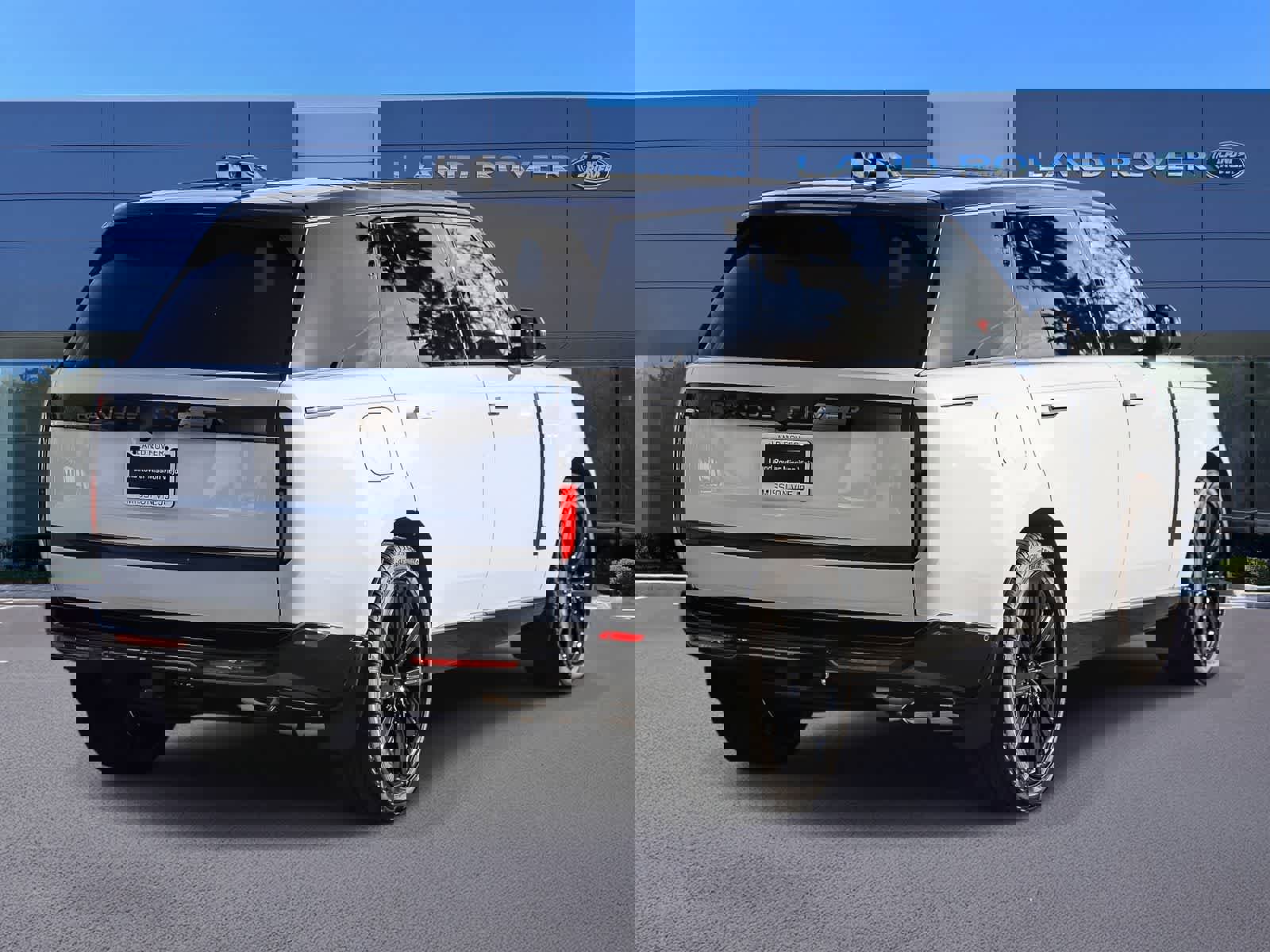 New 2026 Land Rover Range Rover Long Wheelbase SE image 6