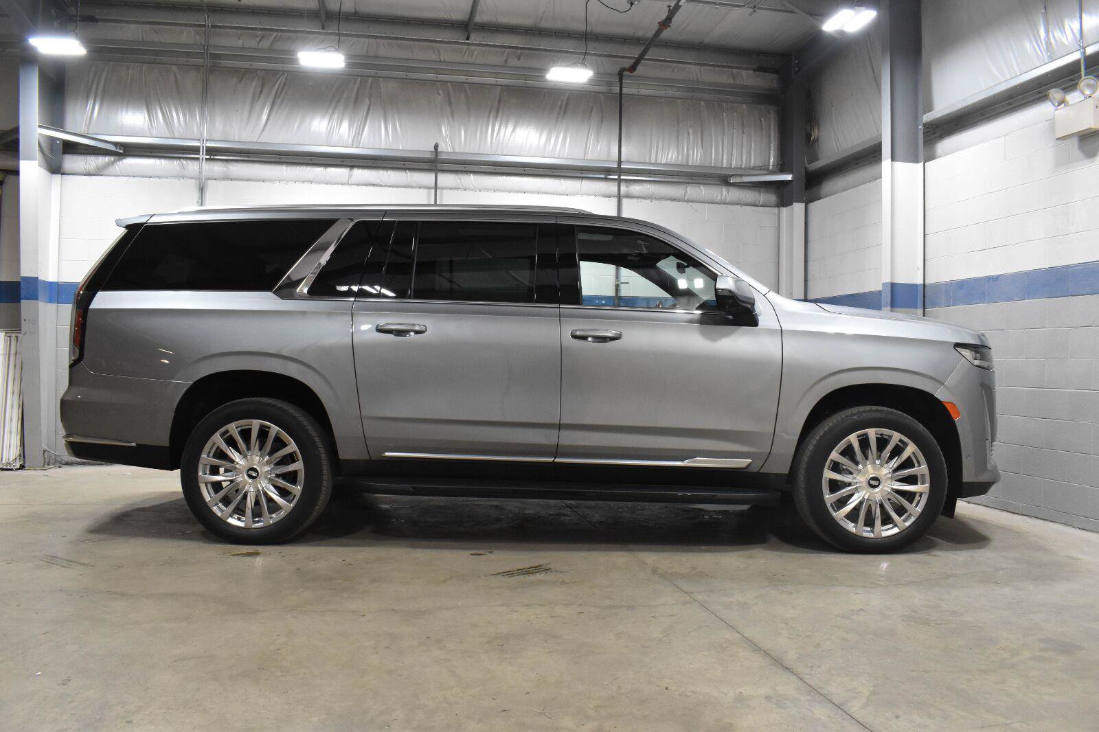 Certified 2023 Cadillac Escalade ESV Premium Luxury AWD/4WD image 29
