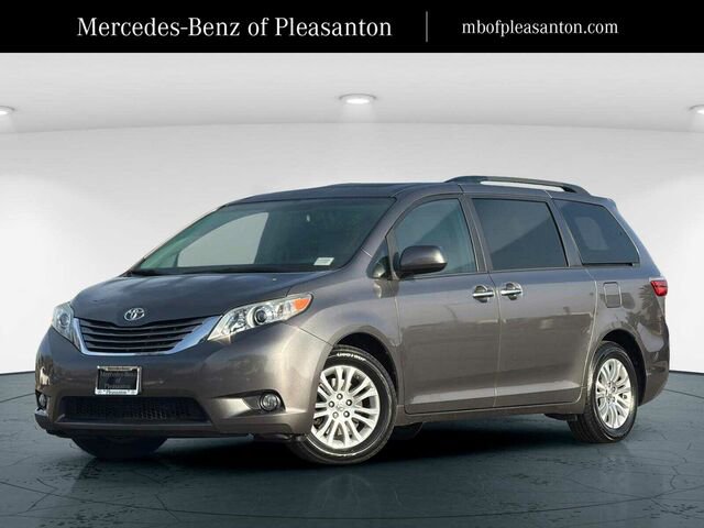 Used 2016 Toyota Sienna XLE 4D Passenger Van image 1