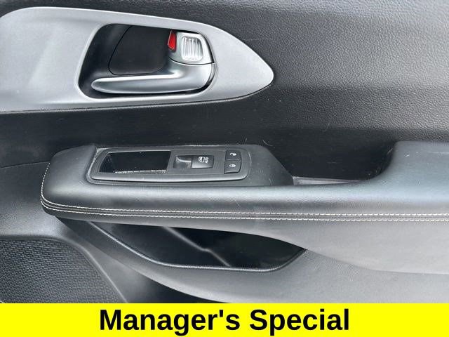 Used 2024 Chrysler Pacifica Touring image 40