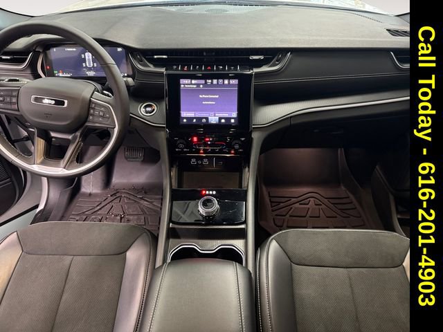 Used 2025 Jeep Grand Cherokee Altitude image 14