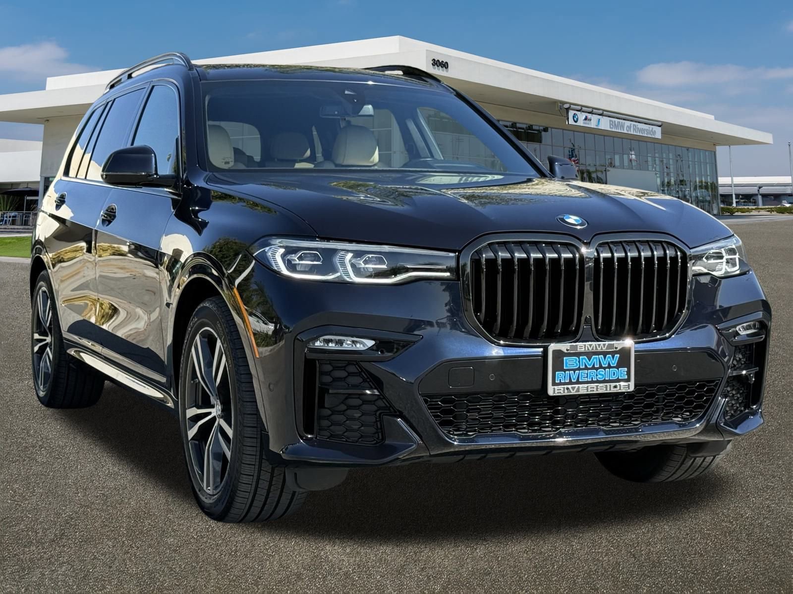 Used 2022 BMW X7 xDrive40i w/ M Sport Package image 2