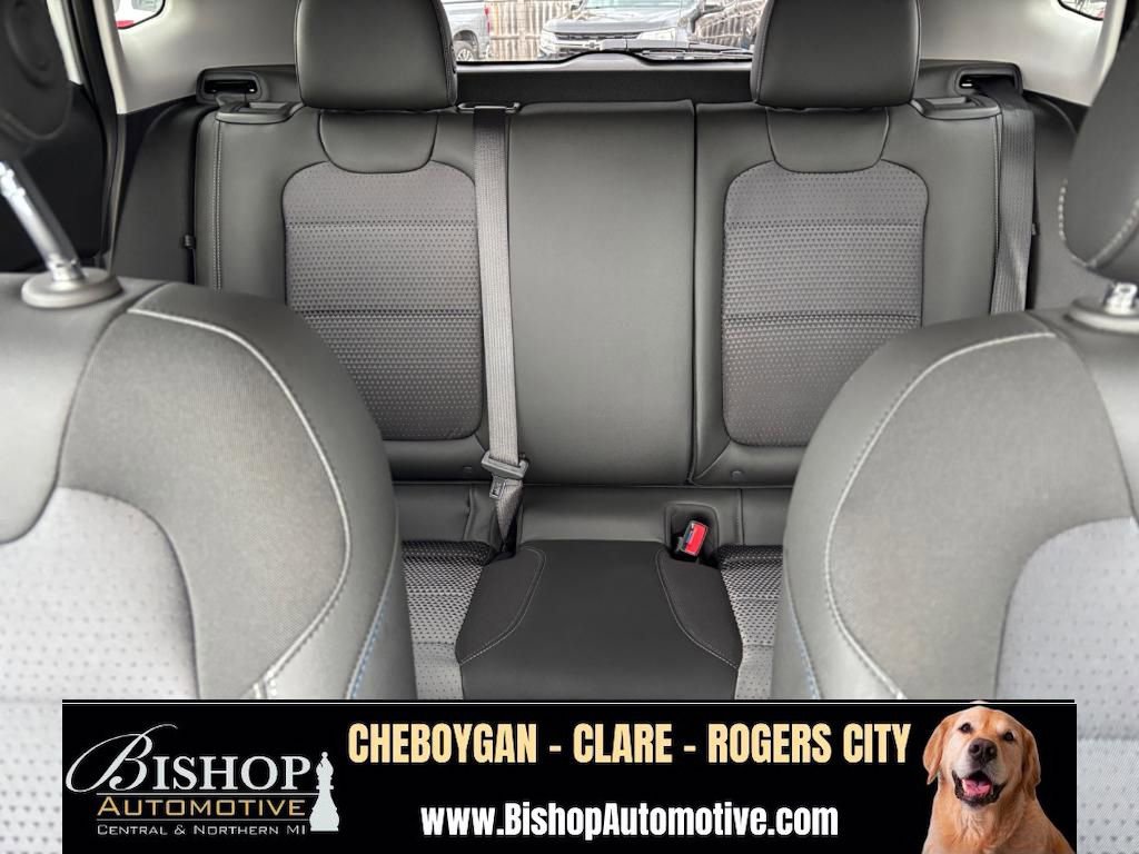 Used 2025 Chevrolet Trax LT w/ LT Convenience Package FWD image 32