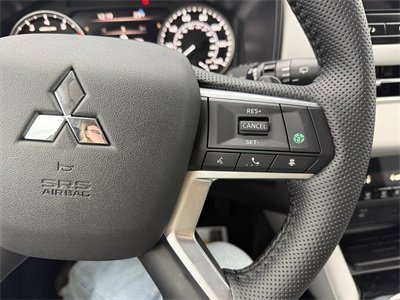 New 2025 Mitsubishi Outlander SE image 34