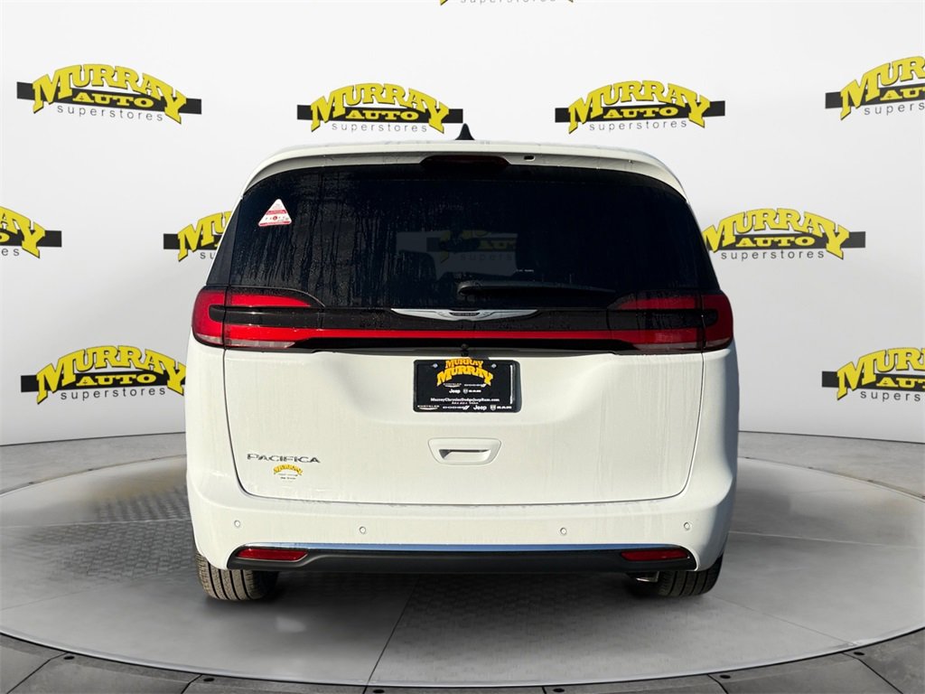New 2026 Chrysler Pacifica Select image 4