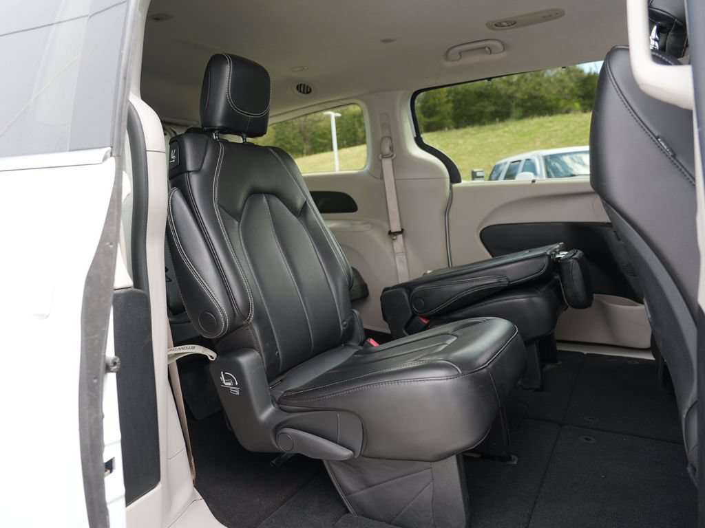Used 2023 Chrysler Pacifica Touring-L FWD image 28