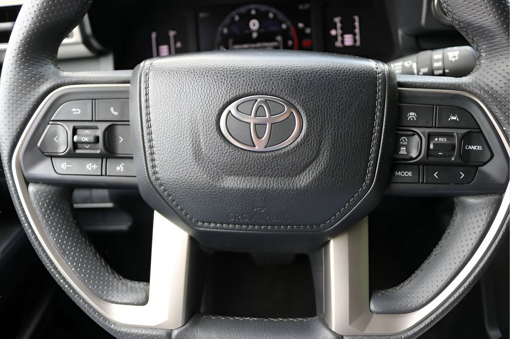 Used 2025 Toyota 4Runner SR5 AWD/4WD image 17