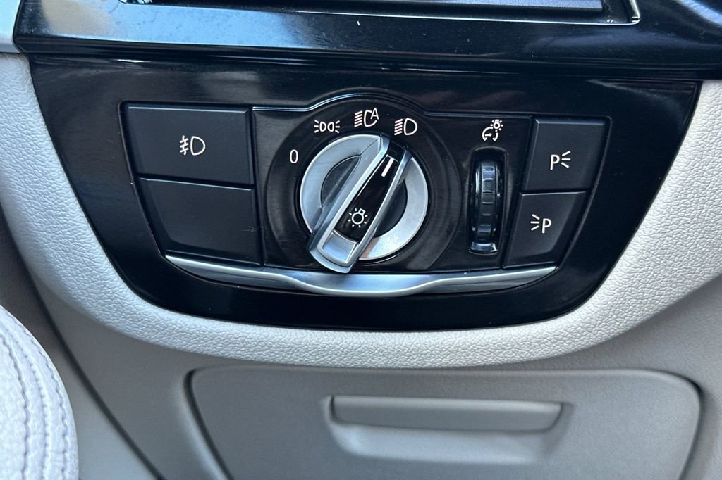 Used 2019 BMW 530e w/ M Sport Package image 30