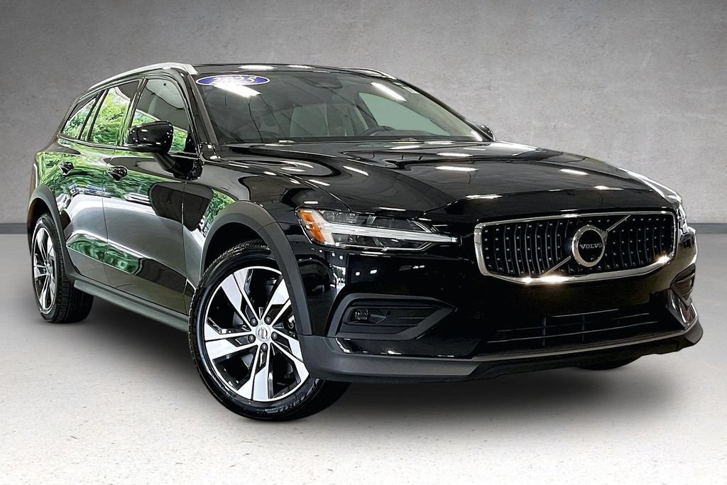 Certified 2025 Volvo V60 B5 Cross Country Plus AWD/4WD image 3