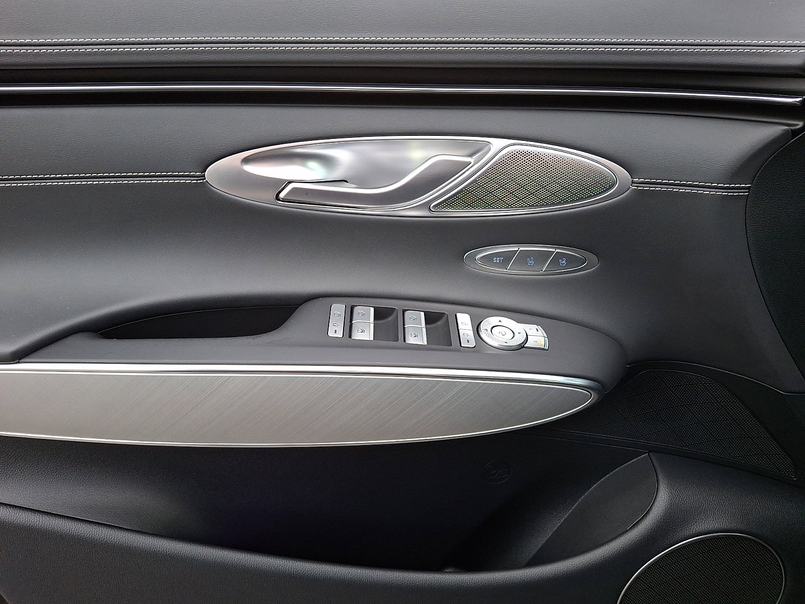 Used 2025 Genesis Electrified GV70 w/ Prestige Package image 13