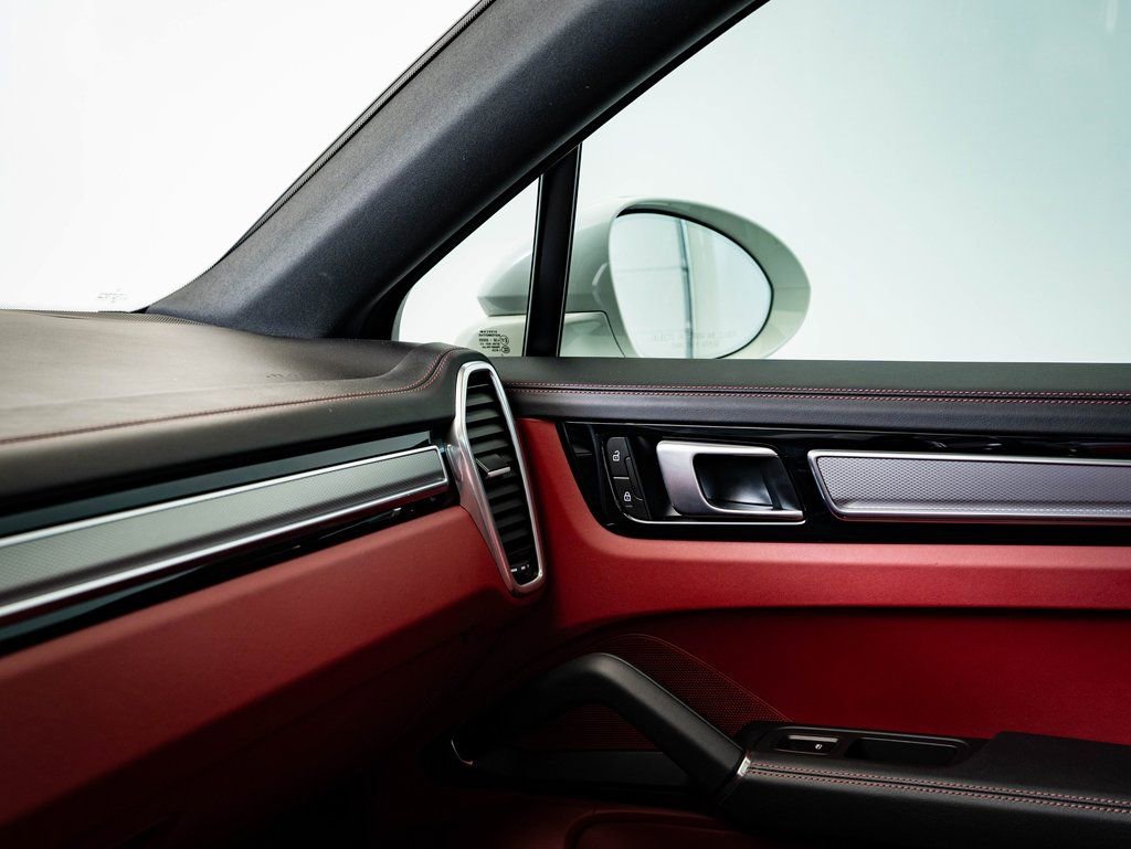 Certified 2023 Porsche Cayenne Platinum Edition image 38