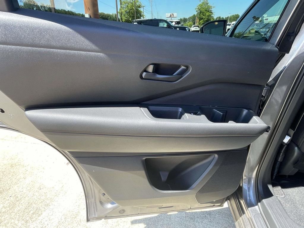 Used 2024 Nissan Pathfinder S image 12