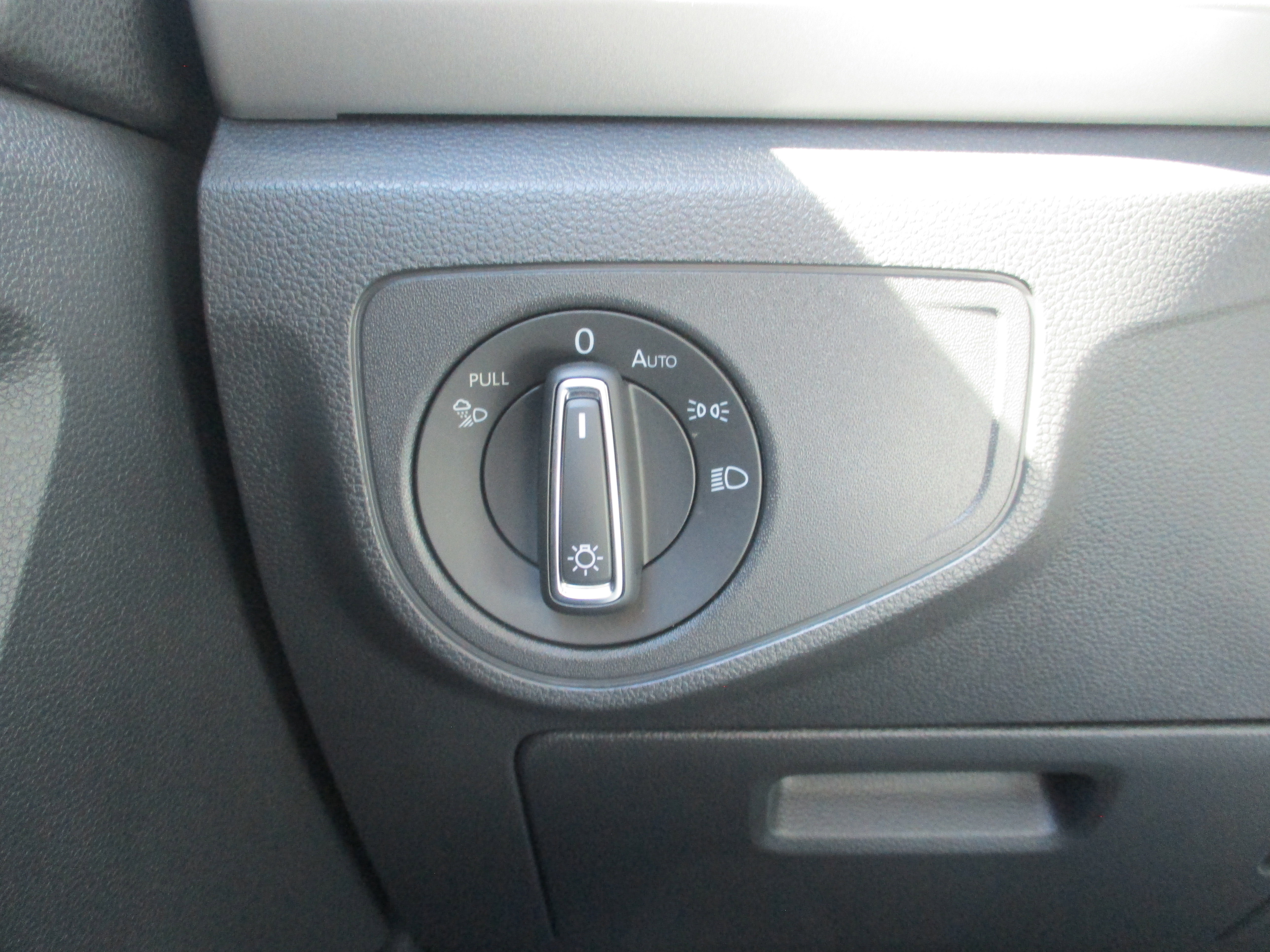 Used 2020 Volkswagen Atlas Cross Sport SE image 18