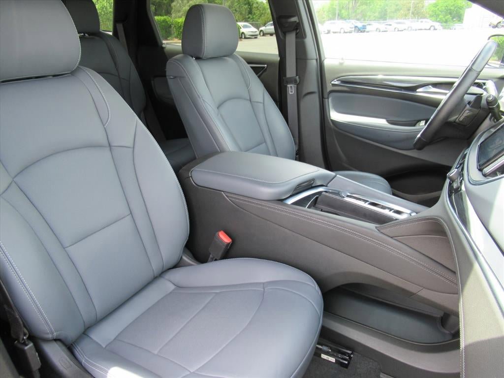 Used 2024 Buick Enclave Essence w/ Technology Package FWD image 9