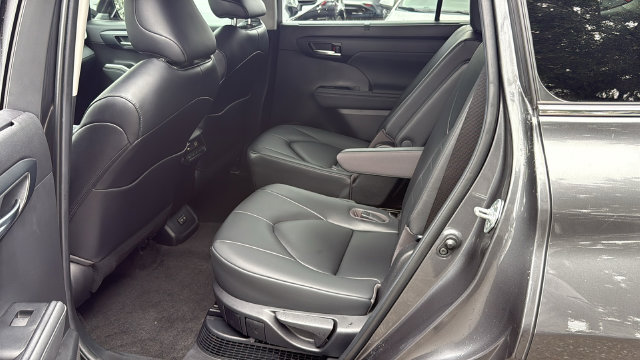 Used 2023 Toyota Highlander XLE FWD image 17
