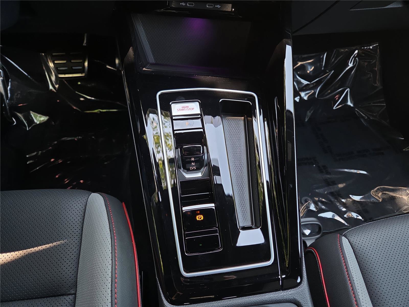 Certified 2025 Volkswagen GTI SE FWD image 21