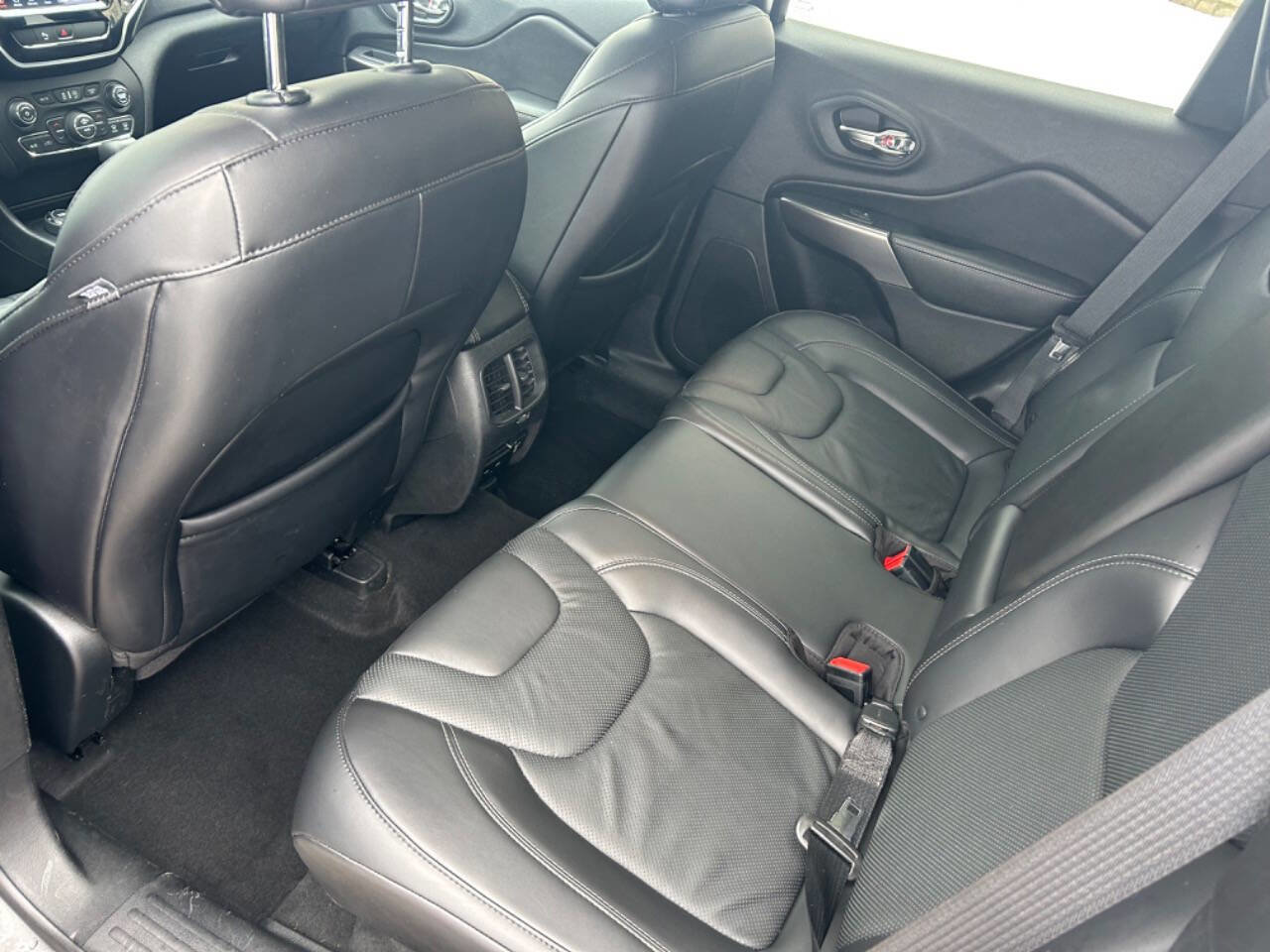 Used 2019 Jeep Cherokee Limited image 9