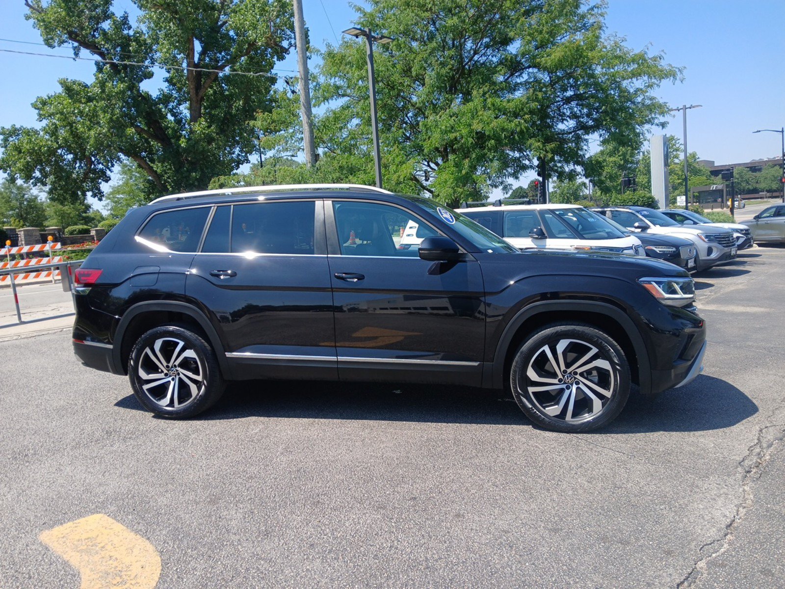Used 2023 Volkswagen Atlas SEL AWD/4WD image 3