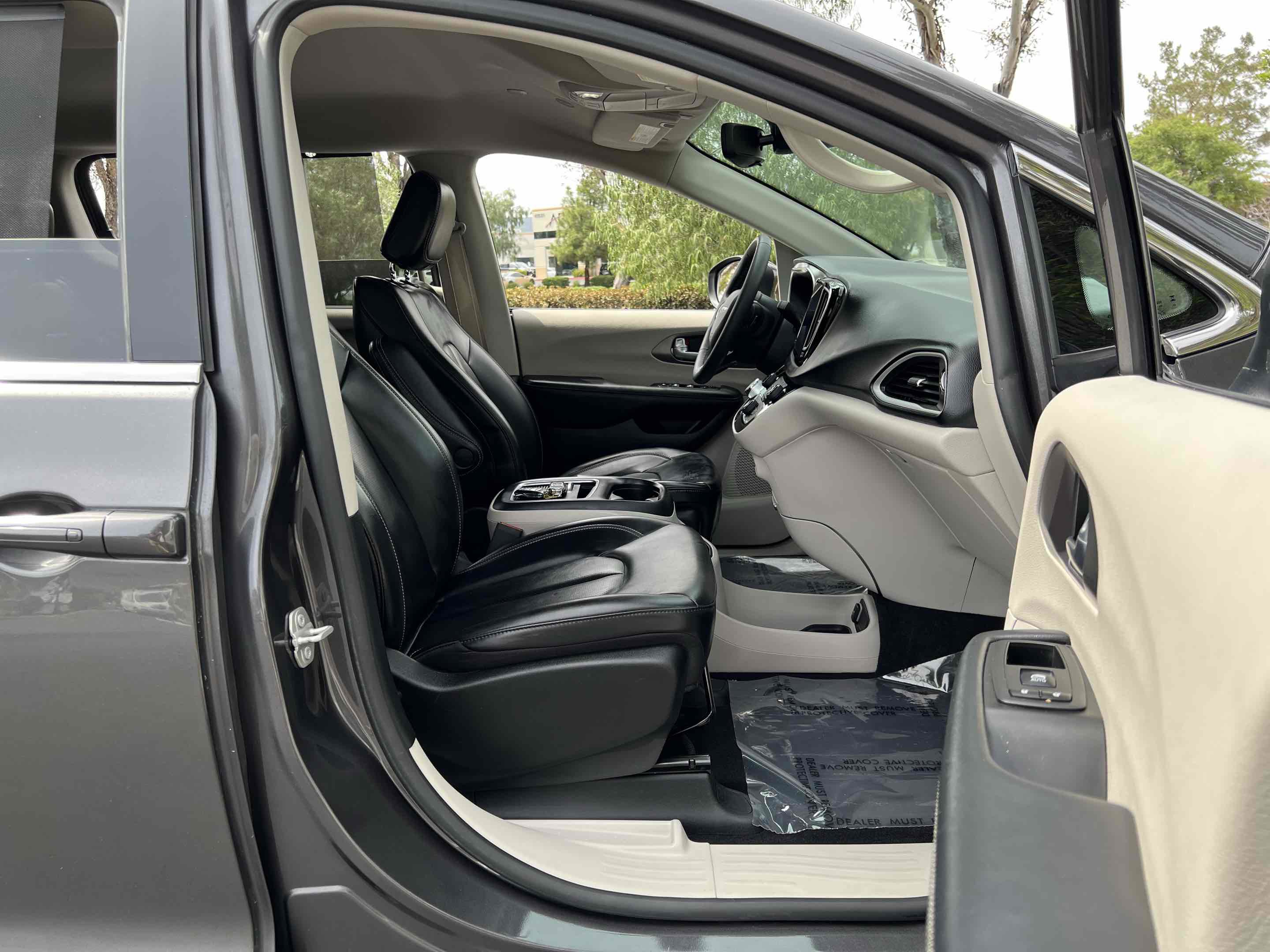 Used 2023 Chrysler Pacifica Touring-L image 27