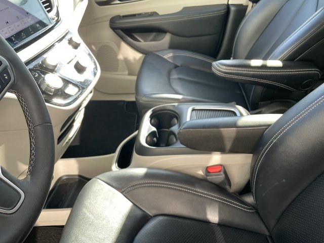 Used 2024 Chrysler Pacifica Touring-L FWD image 22