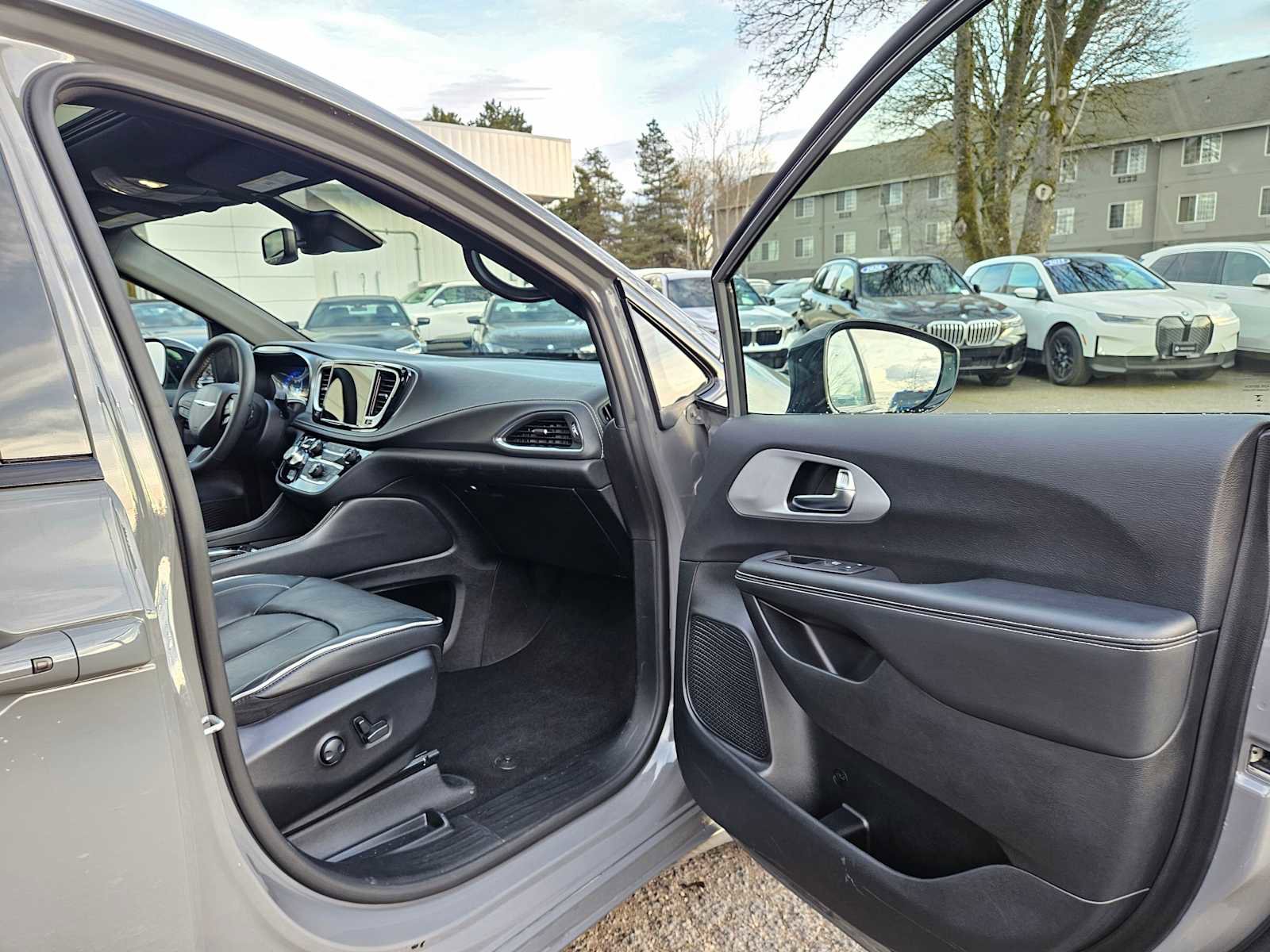 Used 2025 Chrysler Pacifica Limited image 10