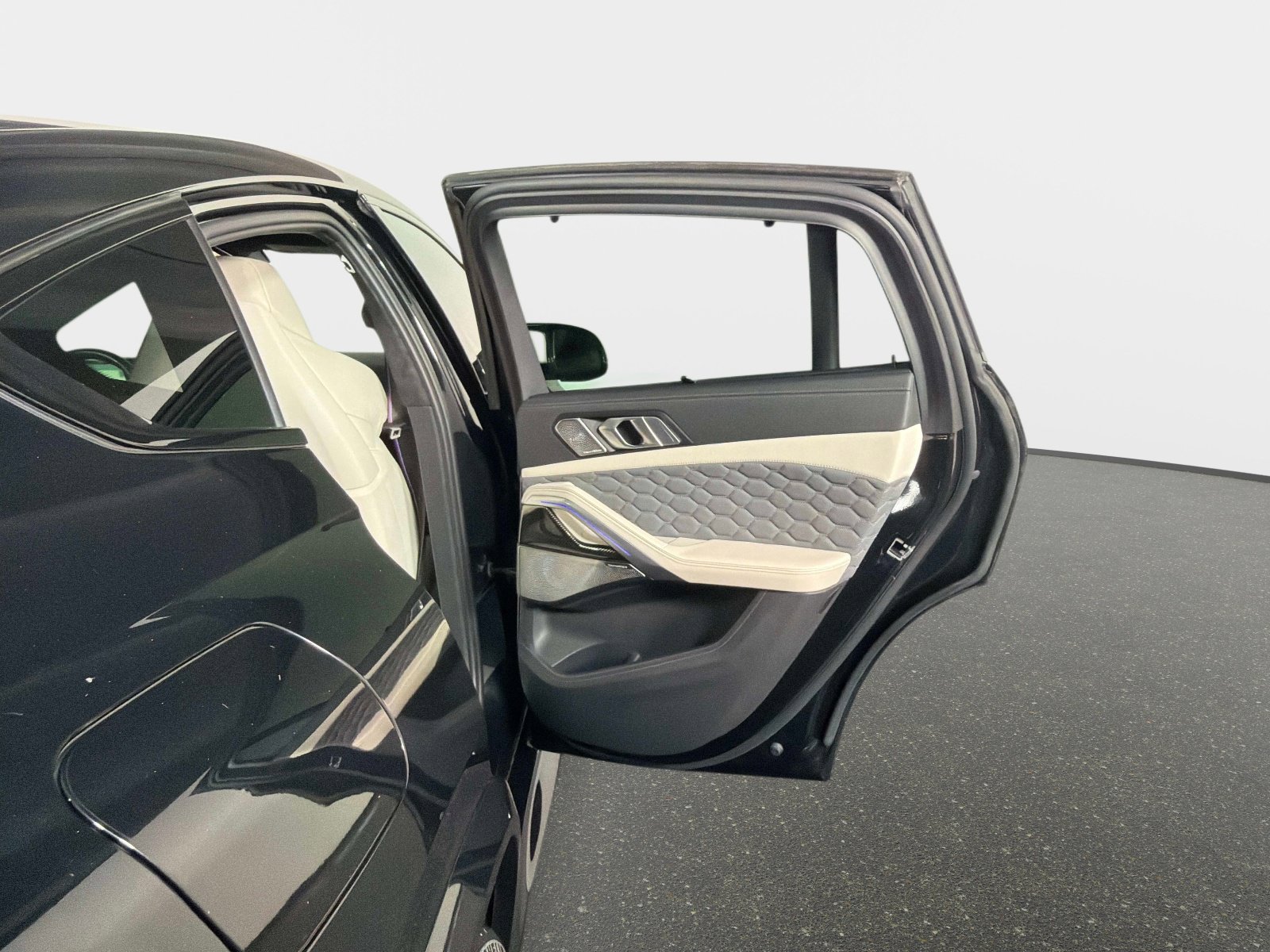 Used 2024 BMW X6 M Competition image 25