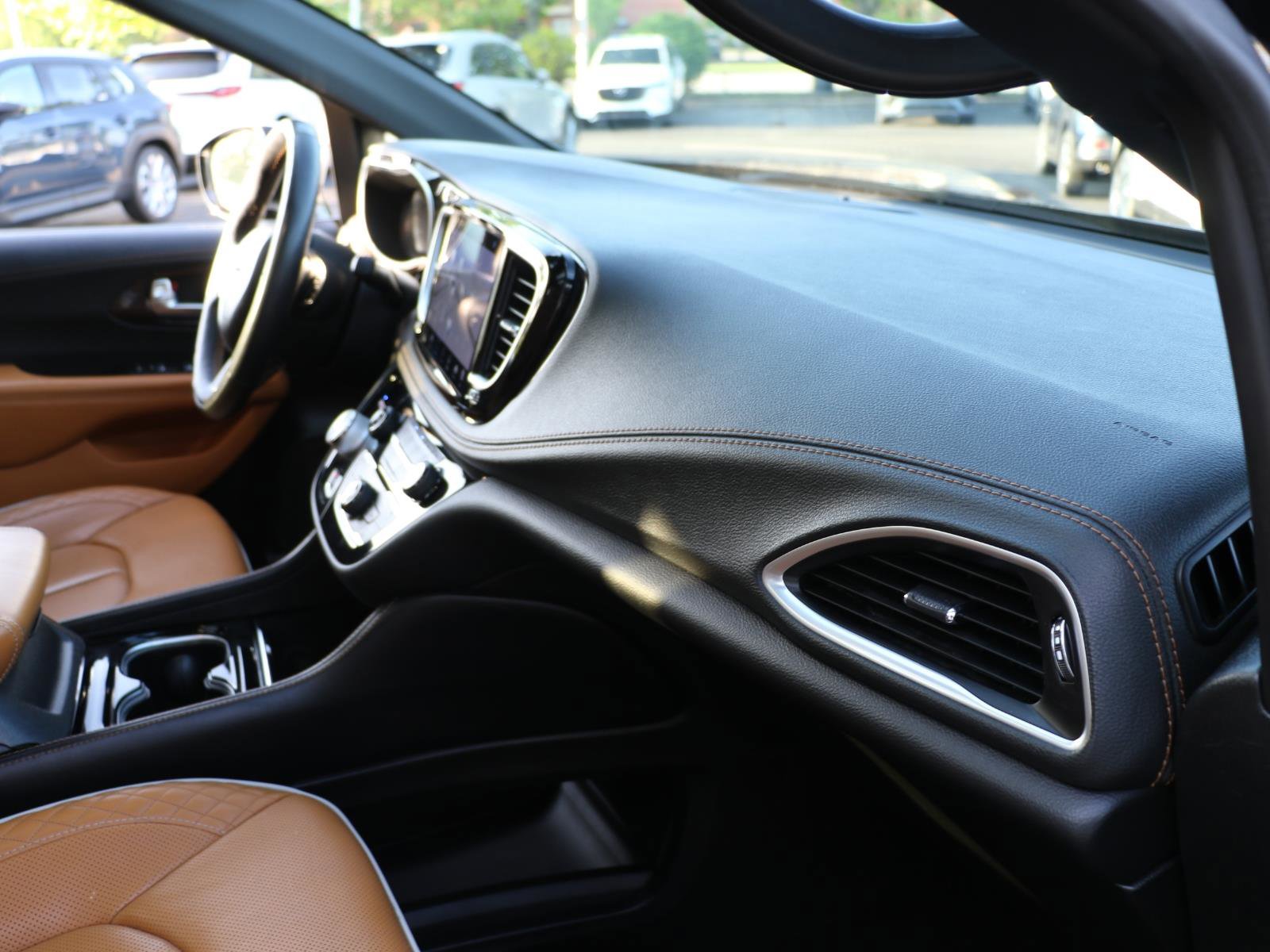 Used 2022 Chrysler Pacifica Pinnacle FWD image 8