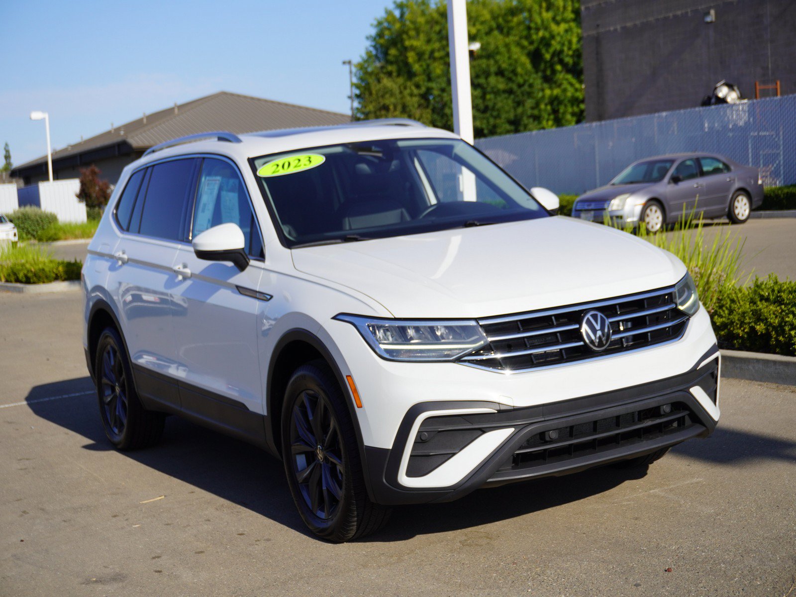 Used 2023 Volkswagen Tiguan SE AWD/4WD image 1