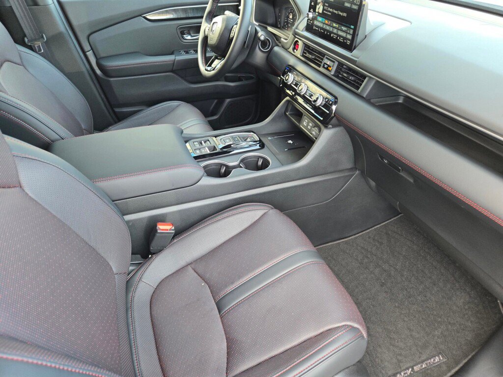 Certified 2025 Honda Pilot Black Edition image 20