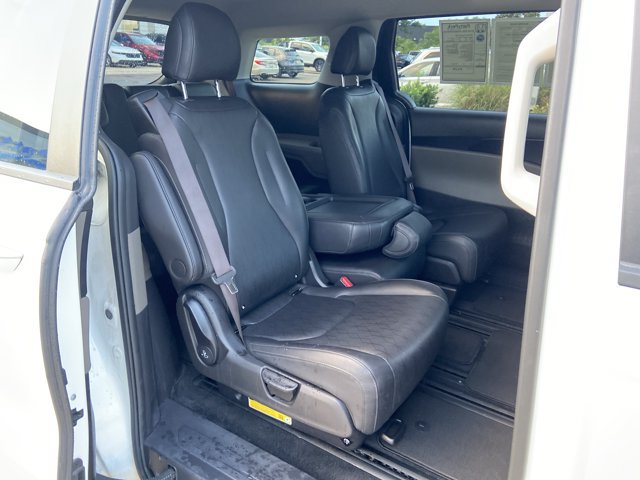 Used 2025 Kia Carnival FWD image 15