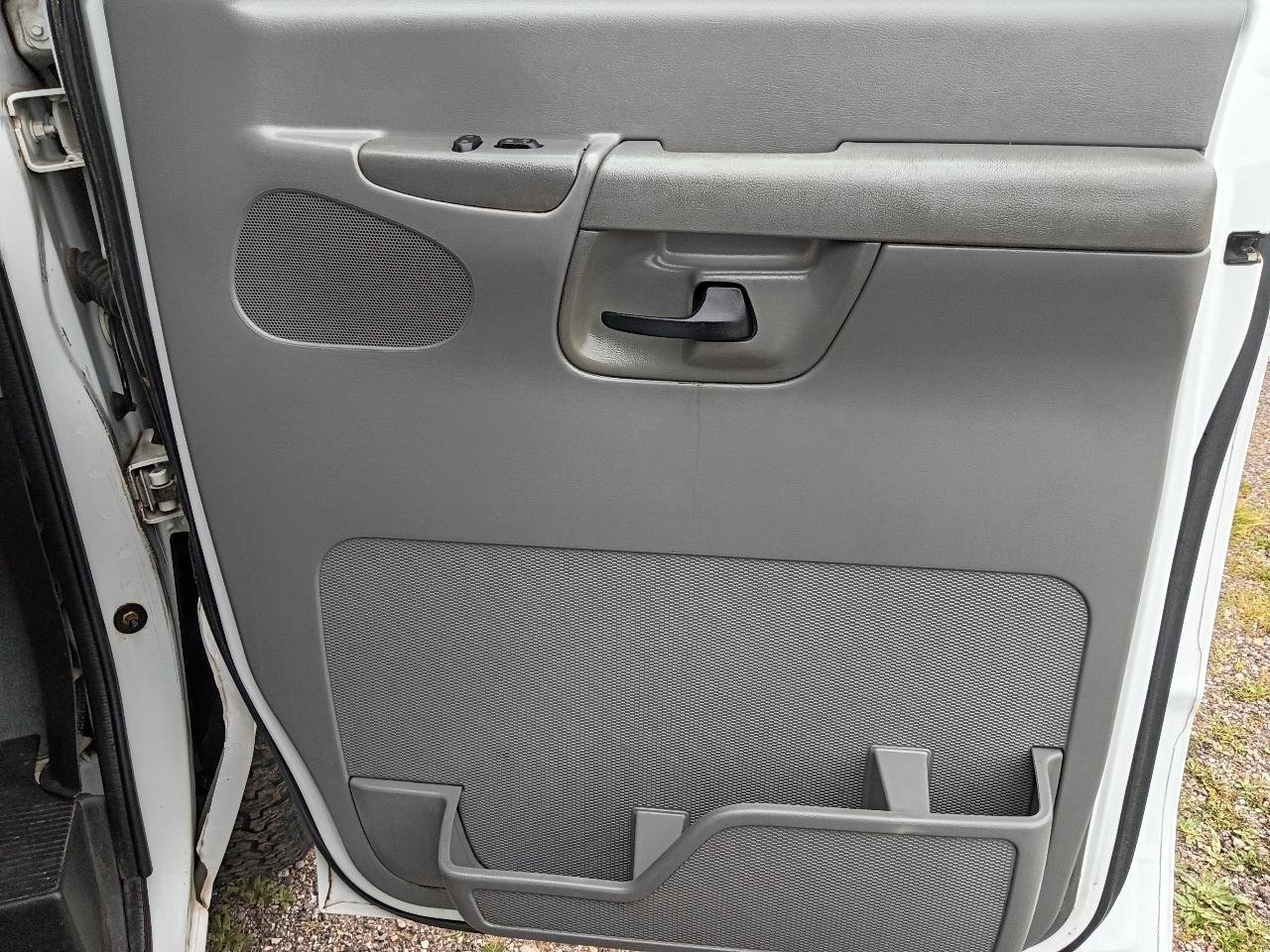 Used 2003 Ford E-150 and Econoline 150 Wagon RWD image 15