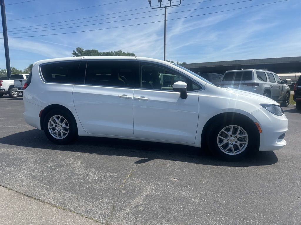 Used 2022 Chrysler Voyager LX image 4