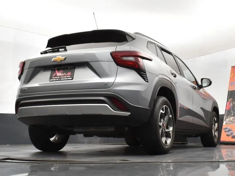 Used 2024 Chevrolet Trax LT w/ Sunroof Package image 13
